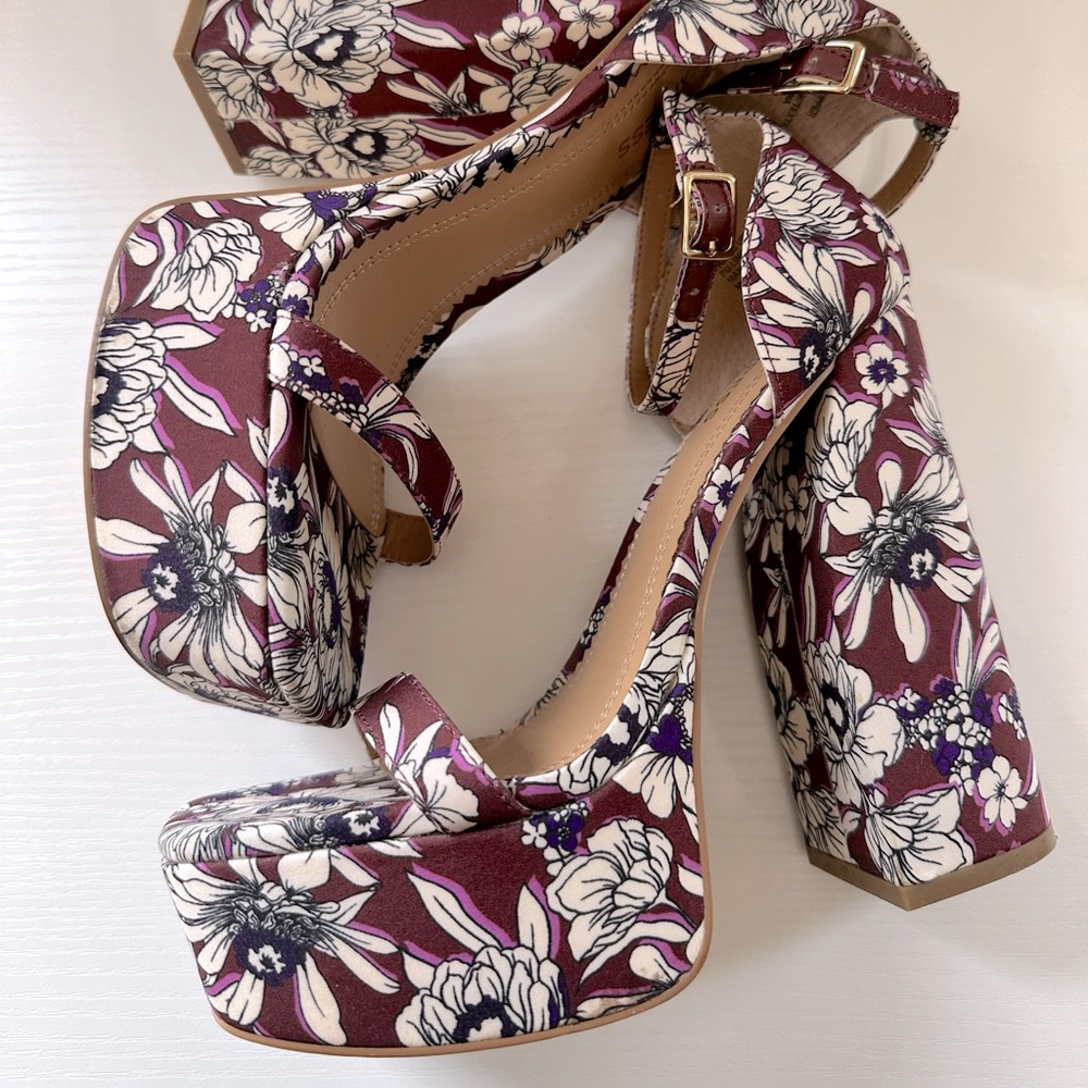 Express, Floral Platform Heeled Sandals, size 7 (37). Floral Heeled, Open toes. - Picture 3 of 9